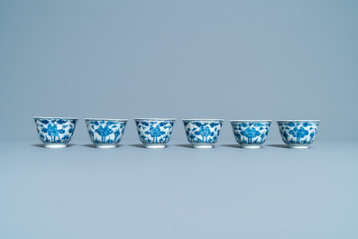 Zeventien Chinese blauw-witte koppen en twee&euml;ntwintig schotels met floraal decor, Kangxi