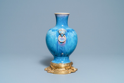 Een Chinese flamb&eacute;-geglazuurde vaas op vergulde bronzen voet, 18/19e eeuw