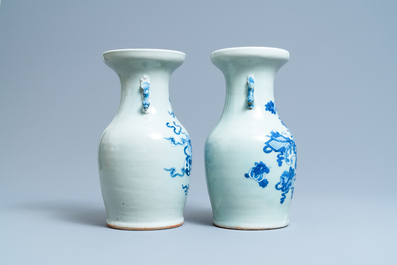 Cinq vases en porcelaine de Chine en bleu et blanc et en famille rose, 19&egrave;me