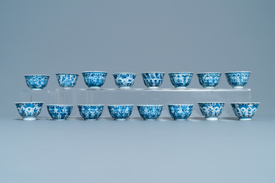 Une grande collection de tasses et soucoupes en porcelaine de Chine en bleu et blanc, Kangxi/Qianlong