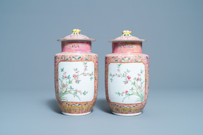 Une paire de vases couverts en porcelaine de Chine famille rose, marque de Hongxian, R&eacute;publique