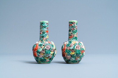 Une paire de vases ajour&eacute;s de forme bouteille en porcelaine de Chine famille verte, 19&egrave;me