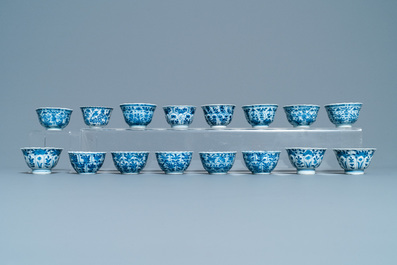 Une grande collection de tasses et soucoupes en porcelaine de Chine en bleu et blanc, Kangxi/Qianlong
