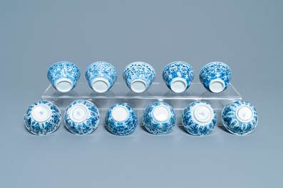 Une grande collection de tasses et soucoupes en porcelaine de Chine en bleu et blanc, Kangxi/Qianlong