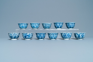 Une grande collection de tasses et soucoupes en porcelaine de Chine en bleu et blanc, Kangxi/Qianlong