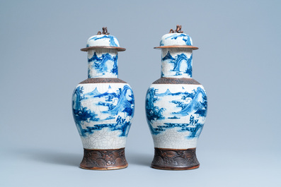 Cinq vases en porcelaine de Chine en bleu et blanc et en famille rose, 19&egrave;me