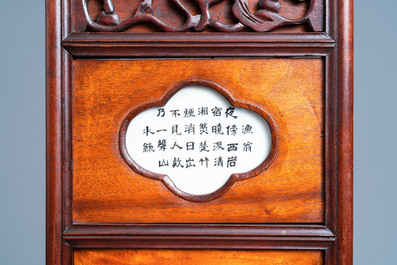 Een Chinees houten paneel met plaquettes met een landschap, 19/20e eeuw