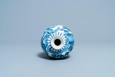 Un vase de forme 'meiping' en porcelaine de Chine en bleu et blanc, Wanli