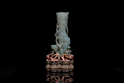 Un vase en jade sur socle ajour&eacute;, Chine, Qing