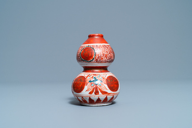 Een Chinese polychrome Swatow kalebasvaas, Ming