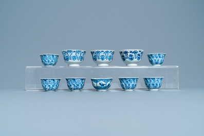Une grande collection de tasses et soucoupes en porcelaine de Chine en bleu et blanc, Kangxi/Qianlong