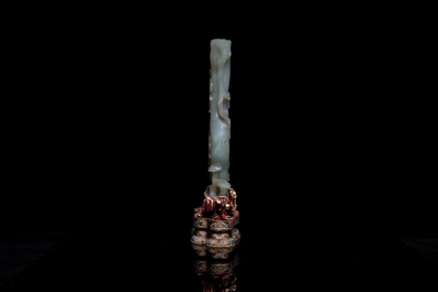 Un vase en jade sur socle ajour&eacute;, Chine, Qing