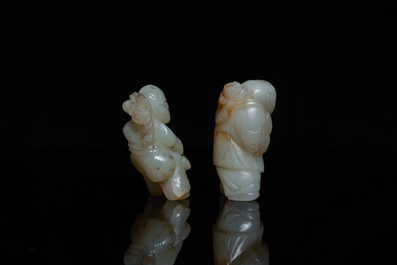 Twee Chinese celadon jade figuren van jongens, 19/20e eeuw