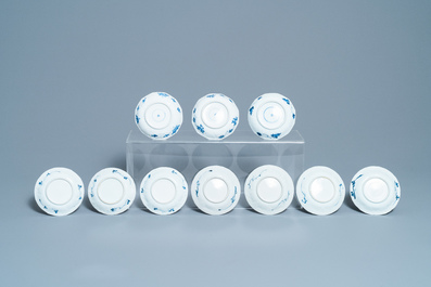 Une grande collection de tasses et soucoupes en porcelaine de Chine en bleu et blanc, Kangxi/Qianlong