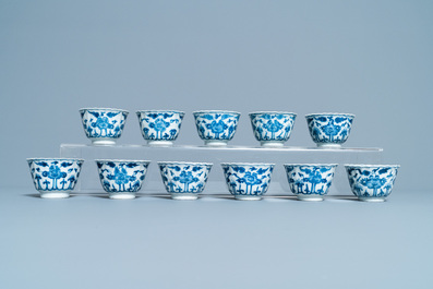 Dix-sept tasses et vingt-deux soucoupes en porcelaine de Chine en bleu et blanc &agrave; d&eacute;cor floral, Kangxi