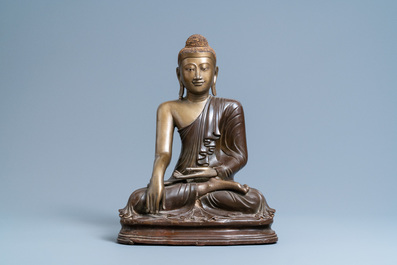 Een deels gelakte bronzen figuur van Boeddha, Mandalay, Birma, 18/19e eeuw