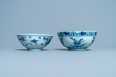 Deux bols en porcelaine de Chine en bleu et blanc et un vase en bronze, Ming