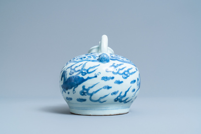 Une verseuse en porcelaine de Chine en bleu et blanc &agrave; d&eacute;cor de chevaux volants, Wanli