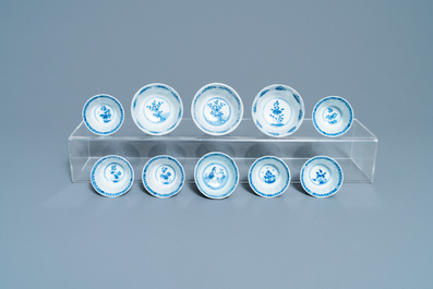 Une grande collection de tasses et soucoupes en porcelaine de Chine en bleu et blanc, Kangxi/Qianlong