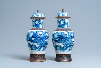 Vijf Chinese blauw-witte en famille rose vazen, 19e eeuw
