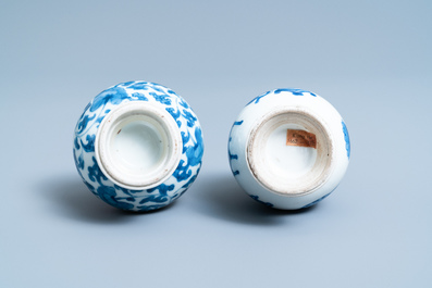 Deux aspersoirs en porcelaine de Chine en bleu et blanc, Kangxi