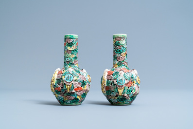 Een paar Chinese opengewerkte flesvormige famille verte vaasjes, 19e eeuw