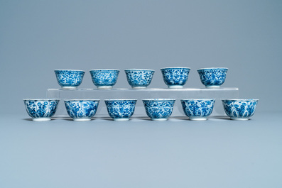 Une grande collection de tasses et soucoupes en porcelaine de Chine en bleu et blanc, Kangxi/Qianlong