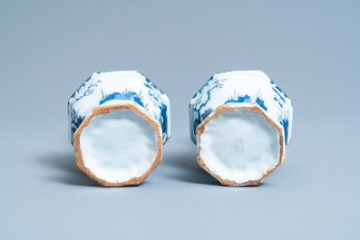 Une paire de vases en fa&iuml;ence de Delft en bleu et blanc &agrave; d&eacute;cor de chinoiserie, fin du 17&egrave;me