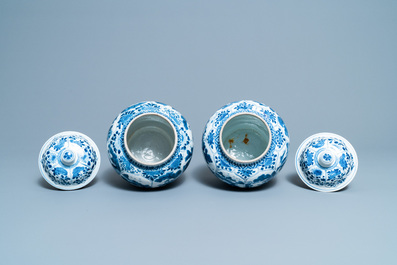 Een paar Chinese blauw-witte dekselvazen met jachtsc&egrave;nes, Kangxi