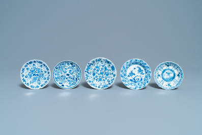 Une grande collection de tasses et soucoupes en porcelaine de Chine en bleu et blanc, Kangxi/Qianlong