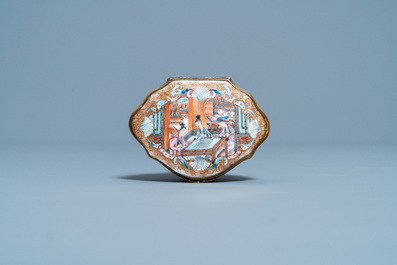 Une bo&icirc;te couverte en porcelaine de Chine famille rose &agrave; monture dor&eacute;e, Qianlong