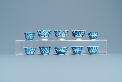 Une grande collection de tasses et soucoupes en porcelaine de Chine en bleu et blanc, Kangxi/Qianlong