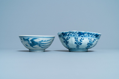 Deux bols en porcelaine de Chine en bleu et blanc et un vase en bronze, Ming