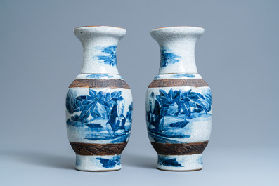 Een paar Chinese blauw-witte Nanking craquel&eacute; vazen, 19e eeuw
