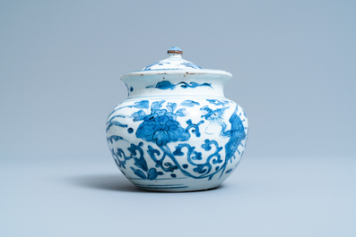 Un pot couvert en porcelaine de Chine en bleu et blanc &agrave; d&eacute;cor de ph&eacute;nix, Wanli