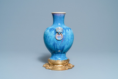 Een Chinese flamb&eacute;-geglazuurde vaas op vergulde bronzen voet, 18/19e eeuw