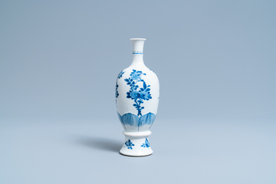 Un vase en porcelaine de Chine en bleu et blanc &agrave; d&eacute;cor floral, Kangxi