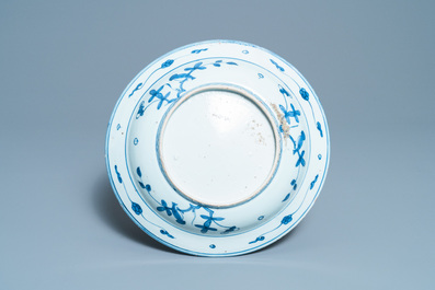 Een Chinese blauw-witte schotel met drie rammen, Jiajing