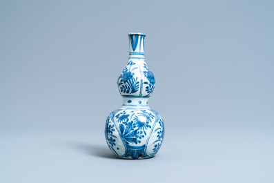 A Chinese blue and white double gourd vase with floral design, Wanli
