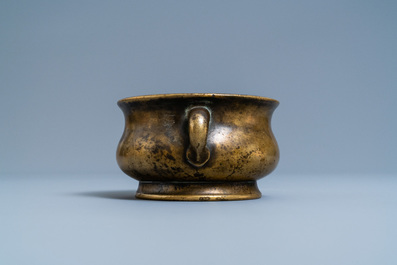 Un br&ucirc;le-parfum en bronze, marque de Xuande, Qing