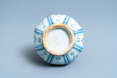 Een Chinese flesvormige blauw-witte octagonale vaas met floraal decor, Hongwu