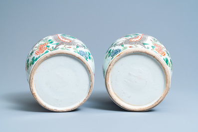 Une paire de vases couverts en porcelaine de Chine famille verte &agrave; d&eacute;cor de dragons, 19&egrave;me