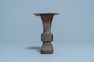 Deux bols en porcelaine de Chine en bleu et blanc et un vase en bronze, Ming