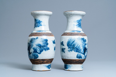 Une paire de vases en porcelaine de Chine dite 'de Nankin' en bleu et blanc, 19&egrave;me