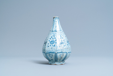 Een Chinese flesvormige blauw-witte octagonale vaas met floraal decor, Hongwu