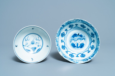 Twee Chinese blauw-witte kommen en een vierkante bronzen vaas, Ming