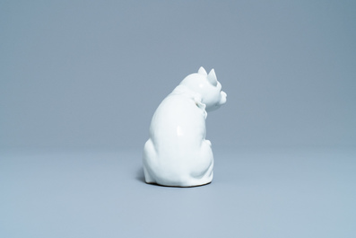 Un mod&egrave;le d'un chat en porcelaine blanc de Chine de Dehua sur socle en bois, 19&egrave;me