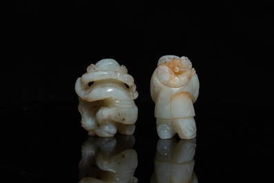 Twee Chinese celadon jade figuren van jongens, 19/20e eeuw