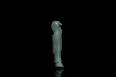 Een Chinese figuur van een onsterfelijke in celadon jade op houten sokkel, Qing