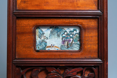 Een Chinees houten paneel met plaquettes met een landschap, 19/20e eeuw